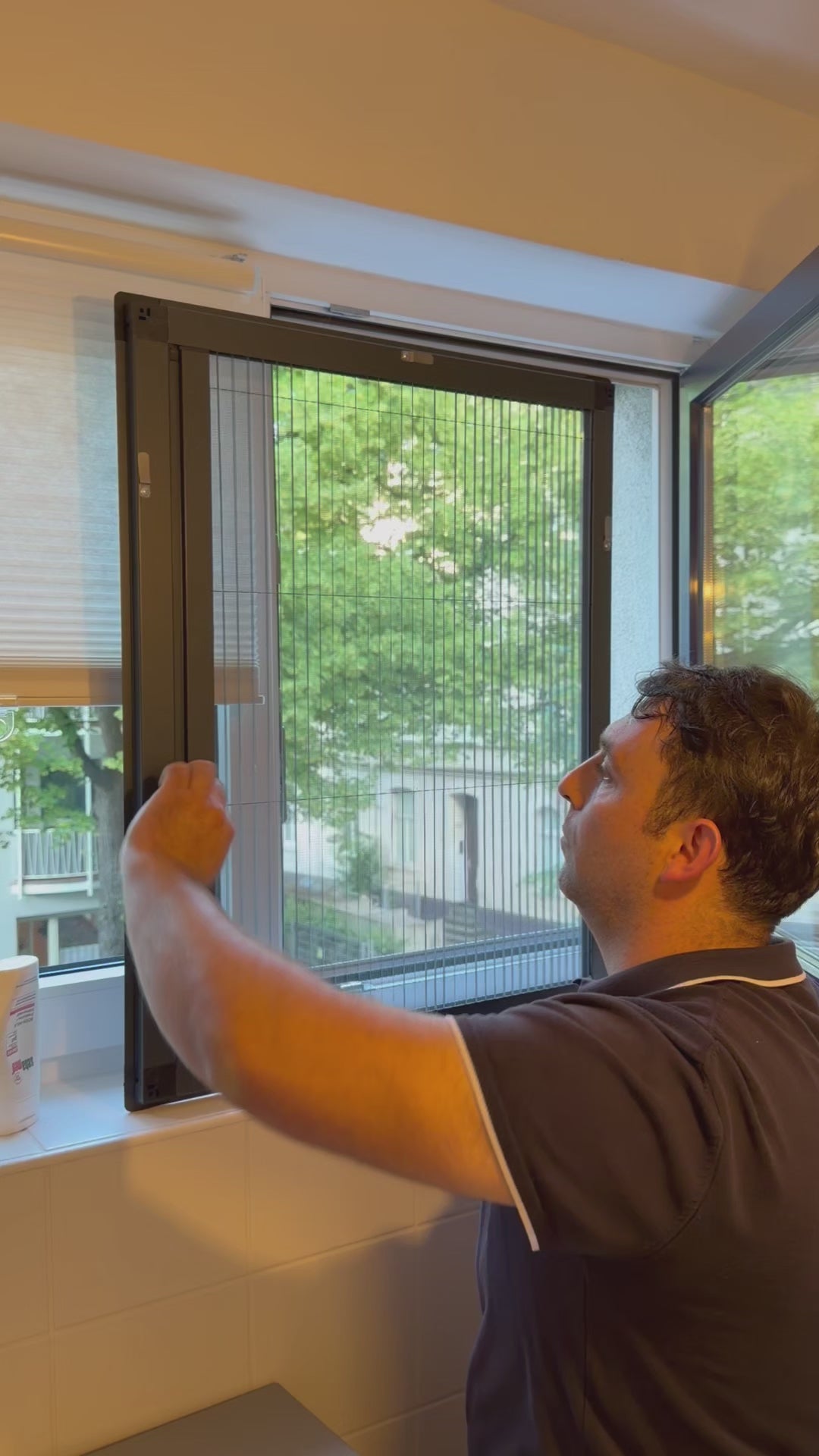 Video laden: 01 -  Klemmen &amp; Klicksystem Fliegengitter &amp; Insektenschutz nach Maß für Tür &amp; Fenster